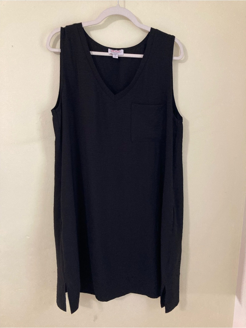 MoCo Black Sleeveless V-Neck Shift Dress with Pocket -